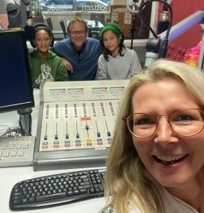 Loopy Tunes tamariki with Suzy Cato in studio